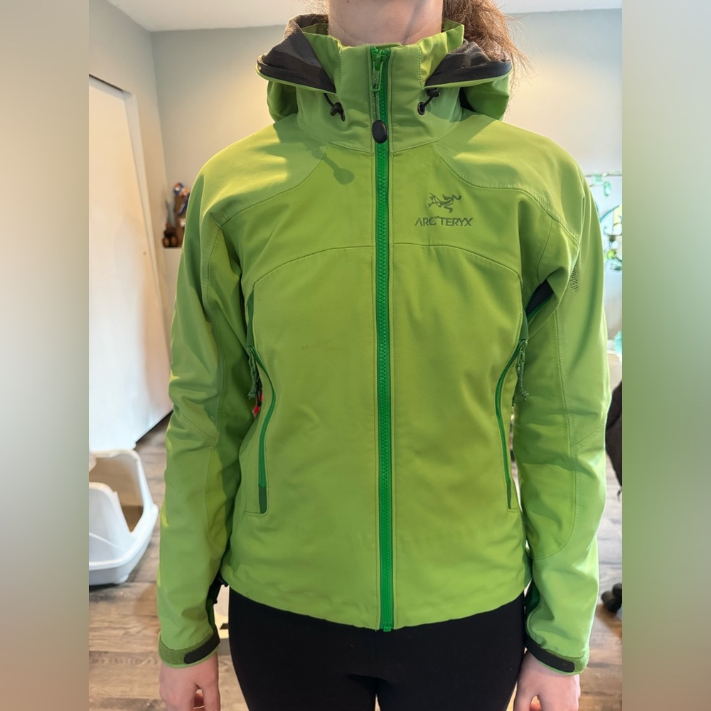 Women’s XS green Arcteryx Windstopper Jacket